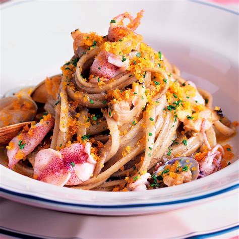 Linguine con vongole, calamaretti e bottarga
