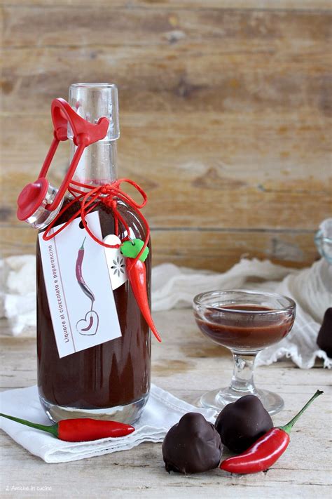 Liquore al cioccolato fondente e peperoncino