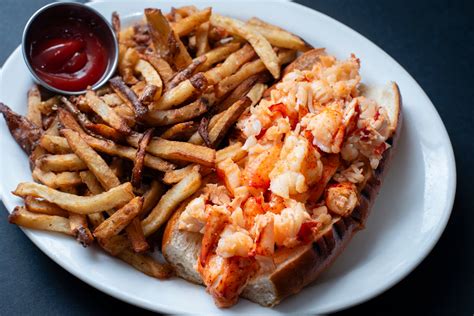 Lobster Roll di Neptune Oyster a Boston
