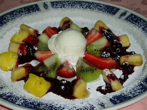 Macedonia di frutta e gelato