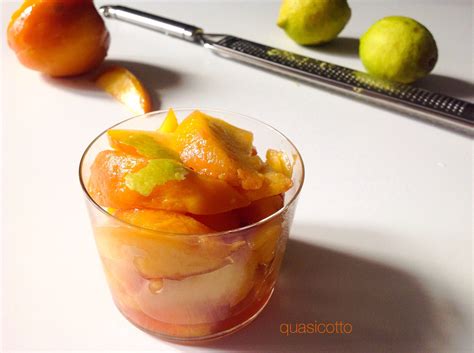 Macerazione delle pesche con zucchero e limone