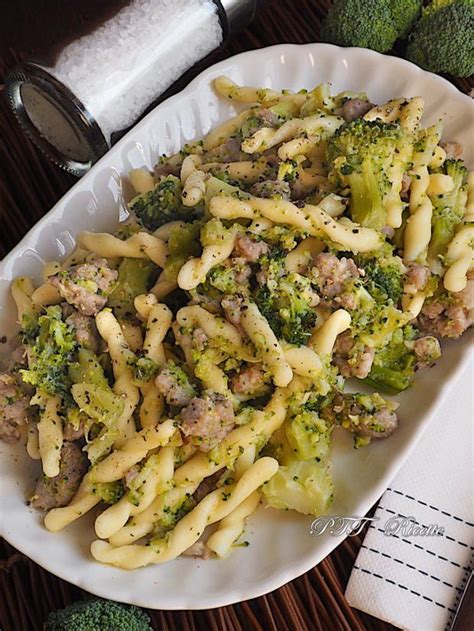 Malfatti con broccoletti e salsiccia