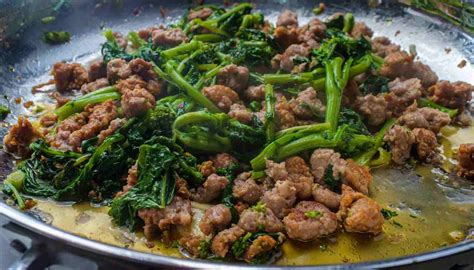 Malfatti con broccoletti e salsiccia pronti da servire