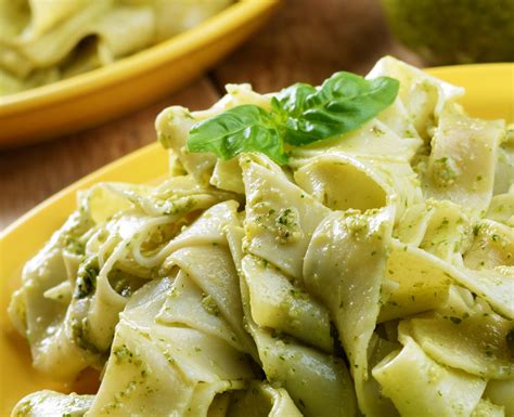 Maltagliati con pesto e verdure