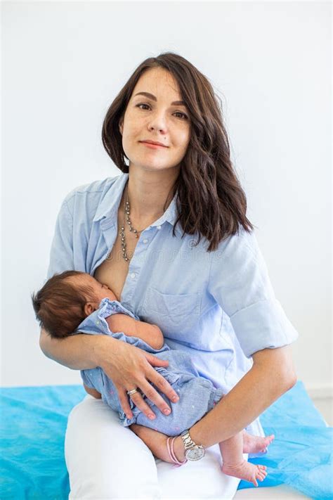 Mamma che allatta il suo bambino