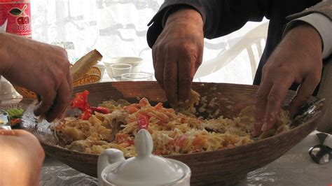 Mangiare sushi con le mani