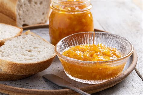 Marmellata di arance amare su pane tostato