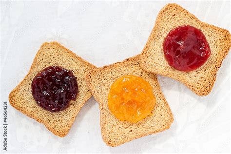 Marmellata di arance e fette biscottate