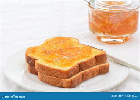 Marmellata di arance su pane tostato