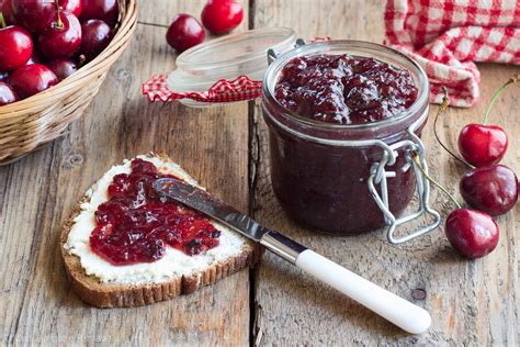 Marmellata di ciliegie su pane