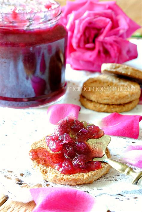 Marmellata di fragole e petali di rose