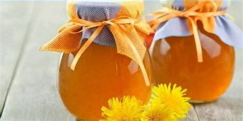 Marmellata di tarassaco in un barattolo