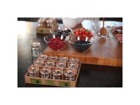 Marmellata fatta in casa in vasetti di vetro