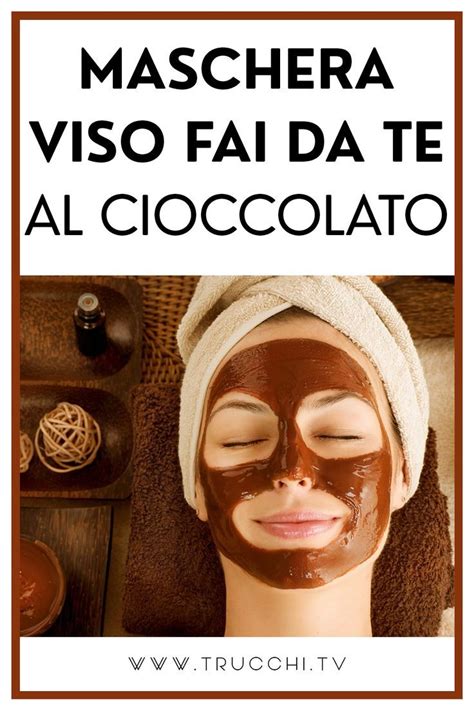 Maschera al cioccolato sul viso