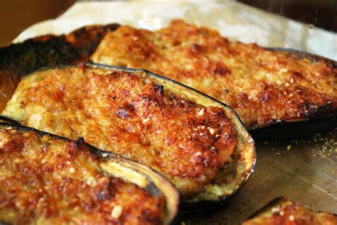 Melanzane ripiene al forno con salsiccia