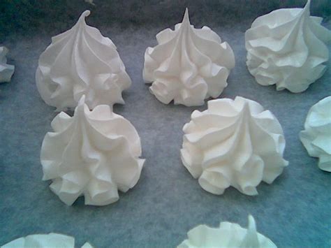 Meringhe crude su carta da forno