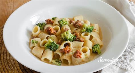 Mezze Maniche con Broccoli e Salsiccia