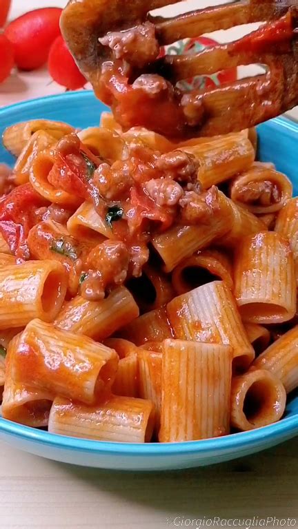 Mezze Maniche con Salsiccia, Cipolla e Pomodorini