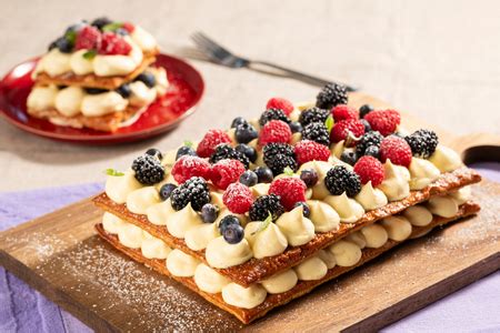 Millefoglie con crema e frutti di bosco