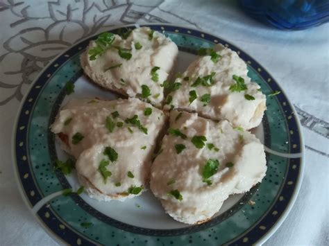 Mousse di pesce su crostini