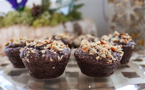 Muffin al cacao senza zucchero decorati
