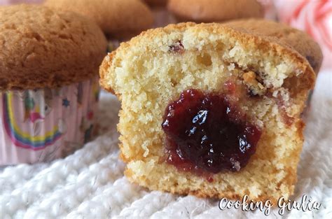Muffin con marmellata e ciliegie