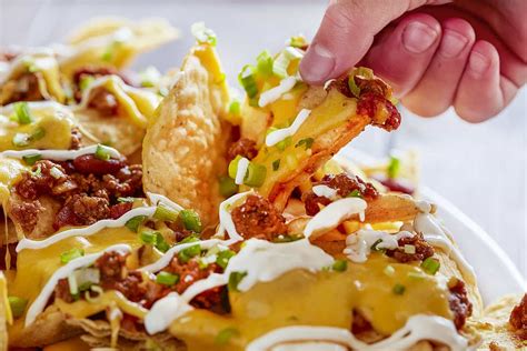 Nachos con formaggio e jalapeños