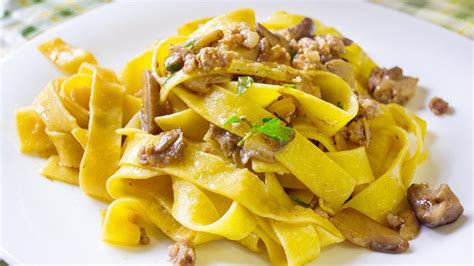 Nidi di Pappardelle Funghi e Salsiccia
