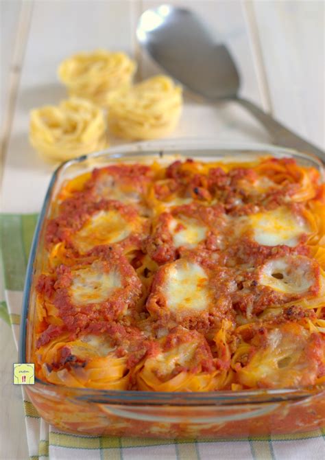 Nidi di Tagliatelle al Forno con Funghi e Salsiccia