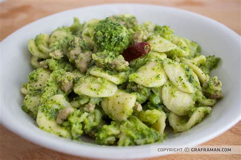 Orecchiette con Broccoli e Salsiccia
