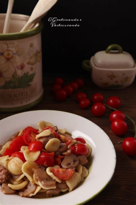Orecchiette con Funghi Salsiccia e Pomodorini