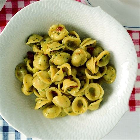 Orecchiette con cavoli, acciughe e pomodori secchi