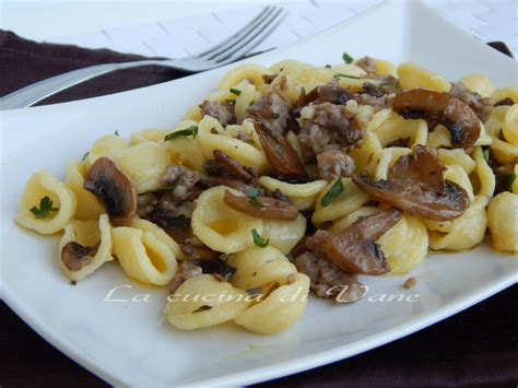 Orecchiette con salsiccia e funghi