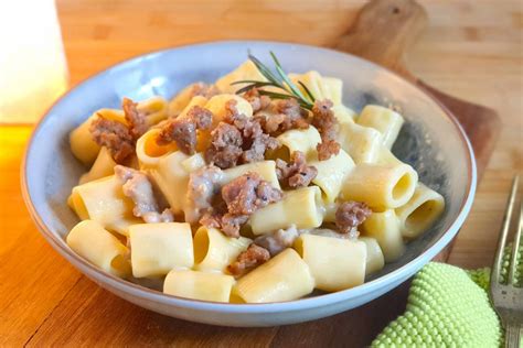 Paccheri con Salsiccia, Patate e Provola