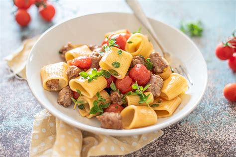 Paccheri con Salsiccia e Funghi Porcini