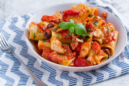 Paccheri con pomodorini e baccalà