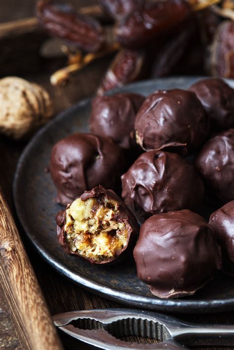 Palline di Datteri e Cacao ricoperte di cioccolato