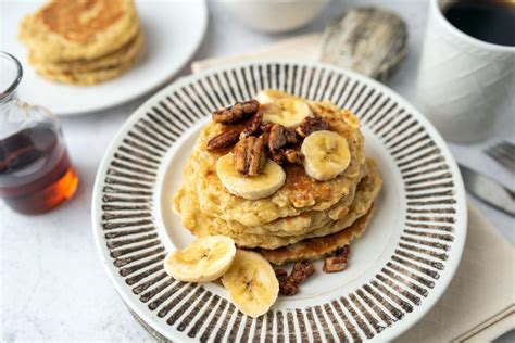 Pancake alla banana in un piatto