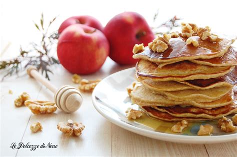 Pancake alle mele con sciroppo d'acero
