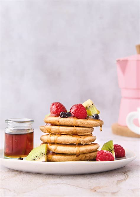 Pancake con frutta e sciroppo