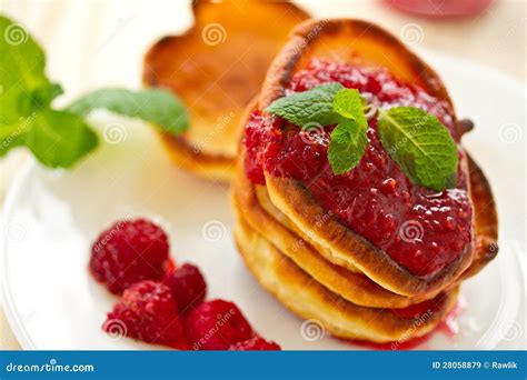 Pancake con granola e lamponi