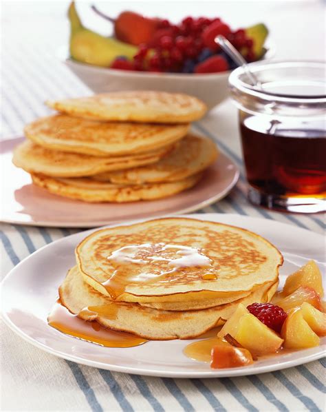 Pancake con sciroppo d'acero e frutta fresca