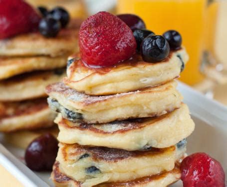 Pancake con sciroppo d'acero e frutti di bosco