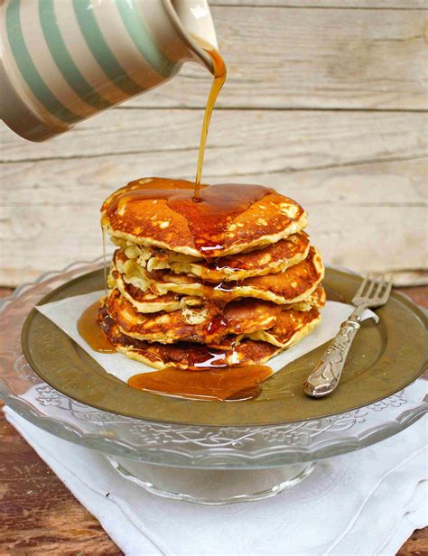 Pancake impilati con sciroppo d'acero e frutta fresca