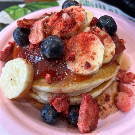 Pancake senza lievito guarniti con frutta fresca e sciroppo d'acero