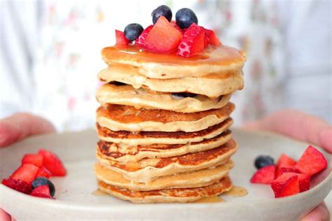 Pancake senza uova con frutta e sciroppo d'acero