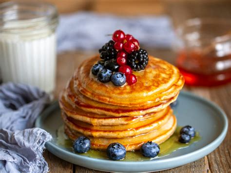 Pancake serviti con frutta e sciroppo d'acero