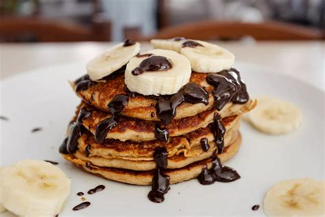 Pancake vegani con banana e cioccolato fondente