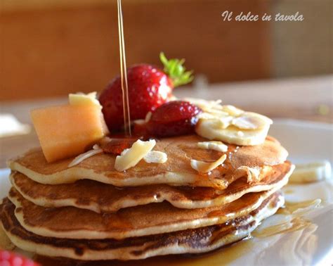 Pancake vegani con frutta e sciroppo d'acero