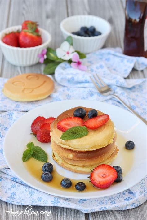 Pancakes americani con sciroppo d'acero e frutta fresca